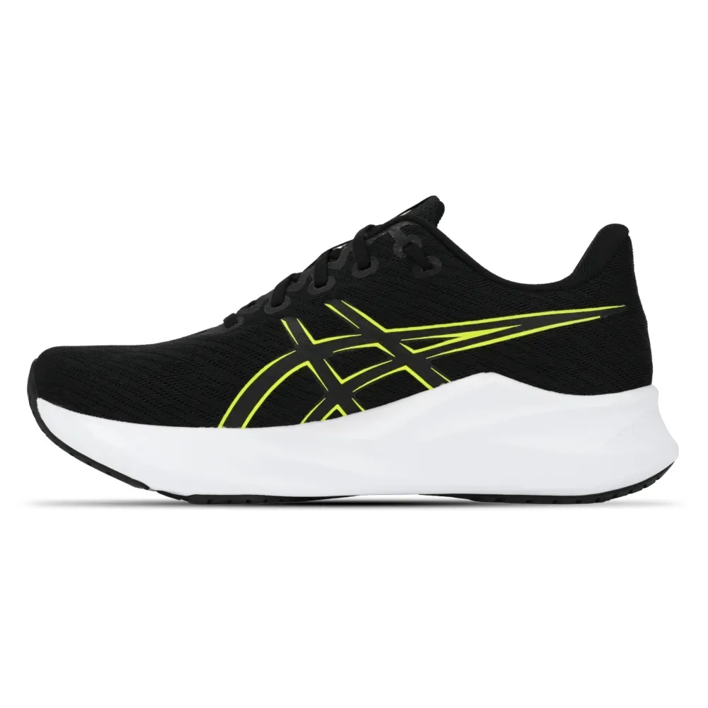 Tênis Asics Versablast 4 preto com detalhes amarelos, vista lateral em fundo branco